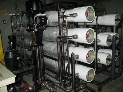 PLC 10000L / H RO نظام معالجة المياه بالتناضح العكسي لمياه الشرب