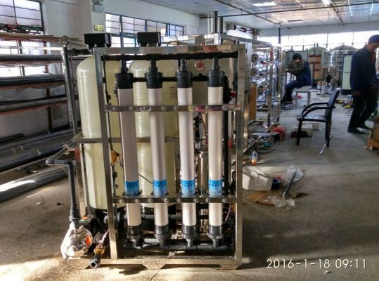 99.99٪ أنظمة الترشيح الفائق لمعالجة المياه ، فلتر FRP 2000 lph rO plant